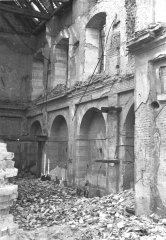 kostel poničený bombardováním - vnitřek lodi