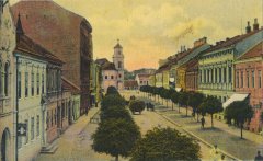pohled ulicí ke kostelu