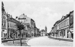 pohled ulicí ke kostelu
