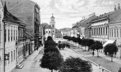 pohled ulicí ke kostelu