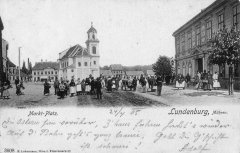 dobová pohlednice města s původním kostelem