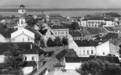 celkový pohled na město s původním kostelem