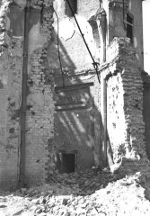 kostel poničený bombardováním - detail interiéru