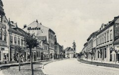 pohled ulicí ke kostelu