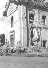 kostel poničený bombardováním - nároží při průčelí