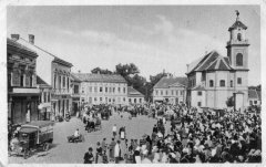 dobová pohlednice náměstí s původním kostelem