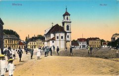 dobová pohlednice náměstí s původním kostelem