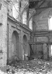 kostel poničený bombardováním - vnitřek lodi s kruchtou
