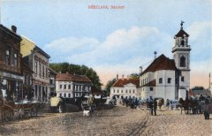 dobová pohlednice náměstí s původním kostelem