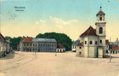 dobová pohlednice města s původním kostelem