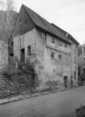 historické foto kostela (vpravo od domu)