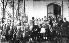 skupinové foto před vstupem do kaple
