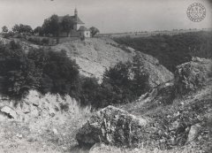 pohled do Prokopského údolí s kostelem sv. Prokopa na skále