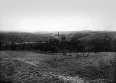 historické foto kostela (v pozadí)