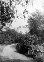 historické foto kostela (v pozadí)