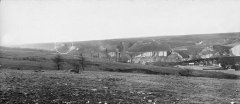 historické foto kostela (v pozadí v kroužku)