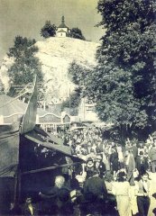 historické foto kostela v době 1. republiky, kdy se zde konaly vyhlášené poutě