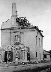 historické foto poškozeného původního kostela