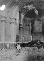 historické foto poškozeného interiéru původního kostela
