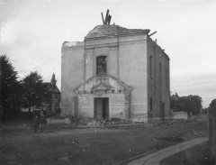 vybombardovaný kostel - průčelí