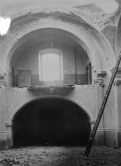 historické foto poškozeného interiéru původního kostela