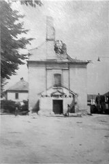 historické foto poškozeného původního kostela