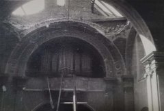 historické foto poškozeného interiéru kostela
