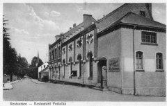 dobová pohlednice s původním kostelem (věž v pozadí)