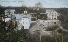 historické foto vsi s kaplí (v pozadí)