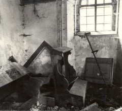 zdevastovaný interiér kostela
