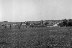 historické foto vsi s kostelem