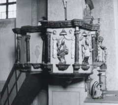 historické foto interiéru kostela - kazatelna
