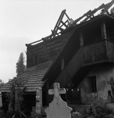 zbytky původního kostela po požáru