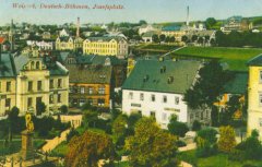 dobová pohlednice města s kostelem (vlevo)