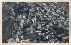 historické foto města s kostelem (nahoře v pravém rohu)