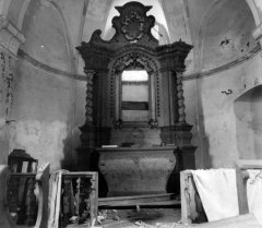 stav oltáře v roce 1965; na oltářní desce byl vyryt letopočet 1898