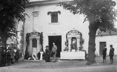 slavnost odhalení pamětní desky padlým v 1. světové válce, na fotografii Franz Josef Umlauft s chotí Marií