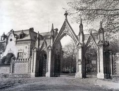 vstupní brána do areálu hřbitova, kaple vpravo mimo záběr