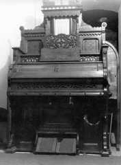 harmonium na kůru pod věží