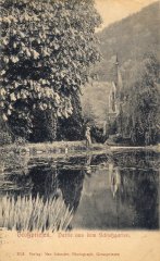 kaple na dobové pohlednici (v pozadí)