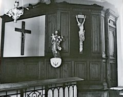 pohled na oratoř kaple, která byla umístěna vpravo od presbytáře