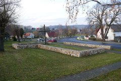 vyznačené obvodové zdivo kaple
