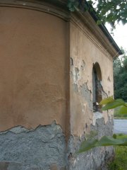 poškozená omítka v levé dolní části kaple