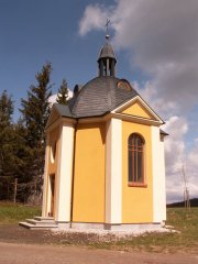 replika kaple postavená u Horní Blatné - pohled zepředu zprava