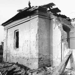 kaple po částečném poboření bagristou