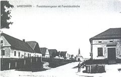 pohled ulicí ke kapli