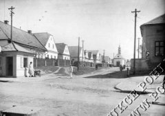 pohled ulicí ke kapli