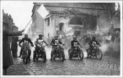 historické foto kaple (v pozadí)