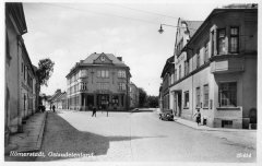 kaple sv. Josefa (vlevo, na silnici je stín sanktusníku kaple)