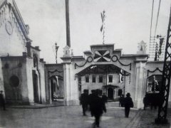 historické foto kaple (vlevo) se slavnostní bránou při návštěvě císaře Františka Josefa I.
